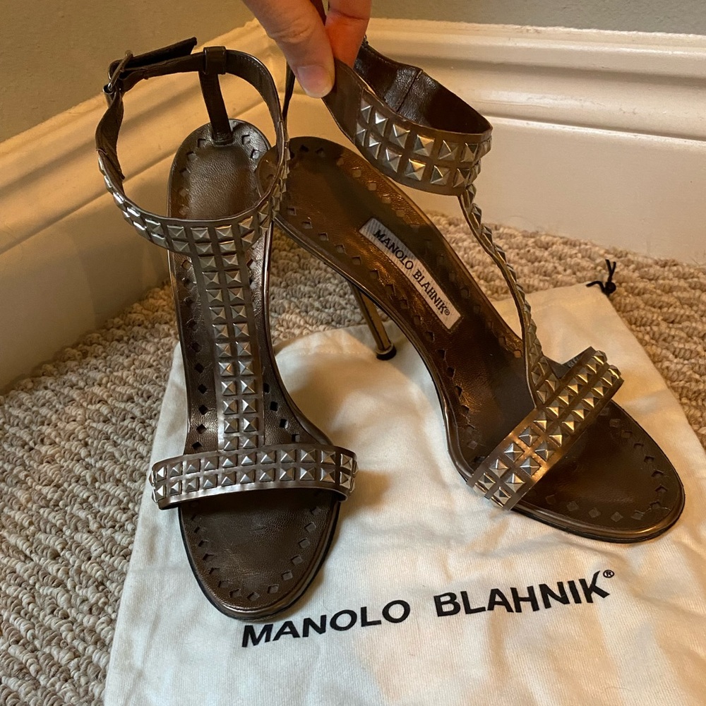 Manolo Blahnik Studded Bronze Metallic Leather T-Strap Sandals size 40.5